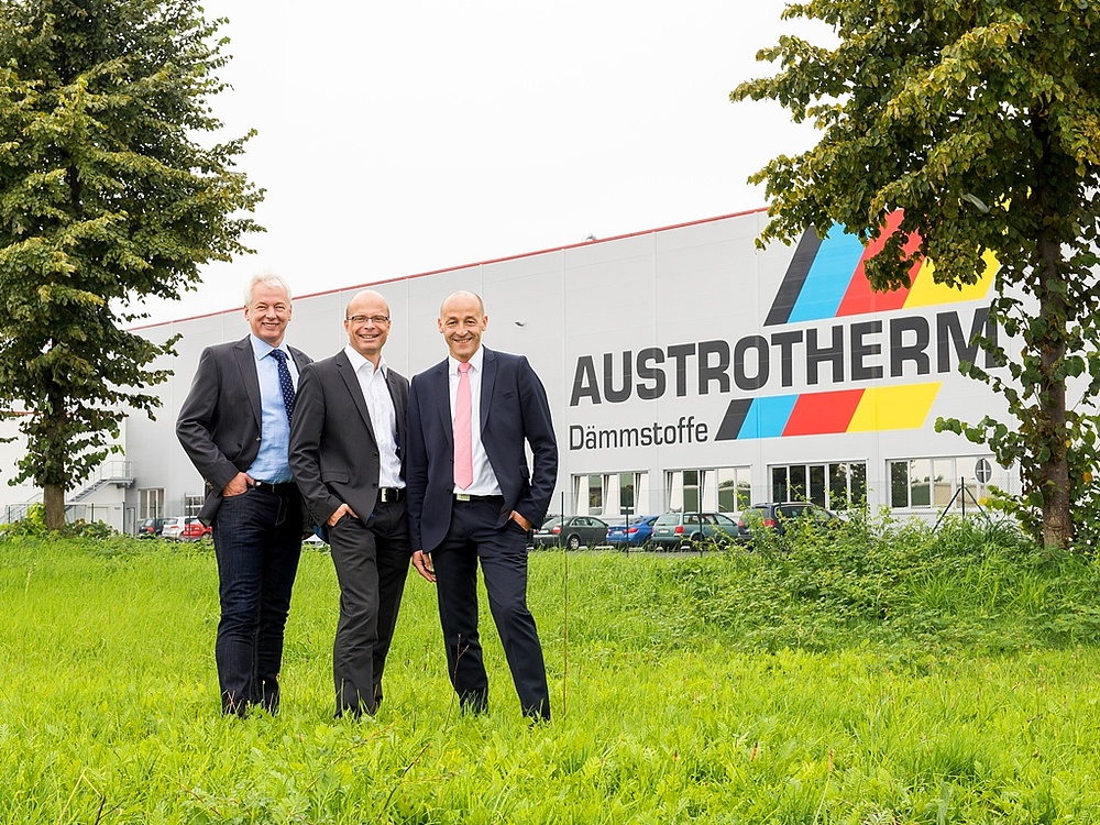 Die Geschäftsführer der Austrotherm Dämmstoffe GmbH Lars Peter und Alexander Sinner vor dem XPS-Werk in Wittenberge. In der Mitte Gerald Prinzhorn, Geschäftsführer der Austrotherm Gruppe.